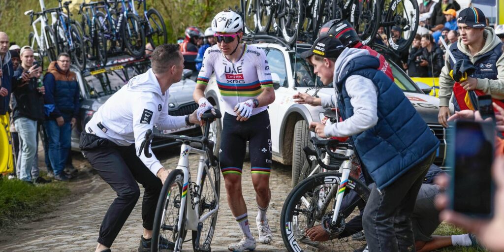 Tadej Pogacar vliegt uit de bocht en valt op de kasseien, Mathieu van der Poel blijft net overeind