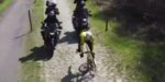 Dat gaat maar net goed! Wout van Aert valt bijna tijdens verkenning Parijs-Roubaix