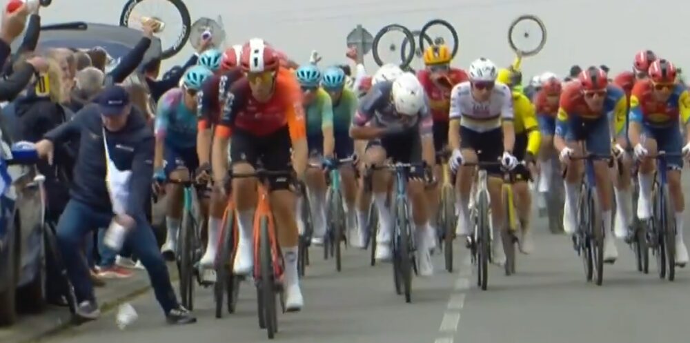 Goed bedoeld, maar levensgevaarlijk: verzorger veroorzaakt bijna massale val in Parijs-Roubaix